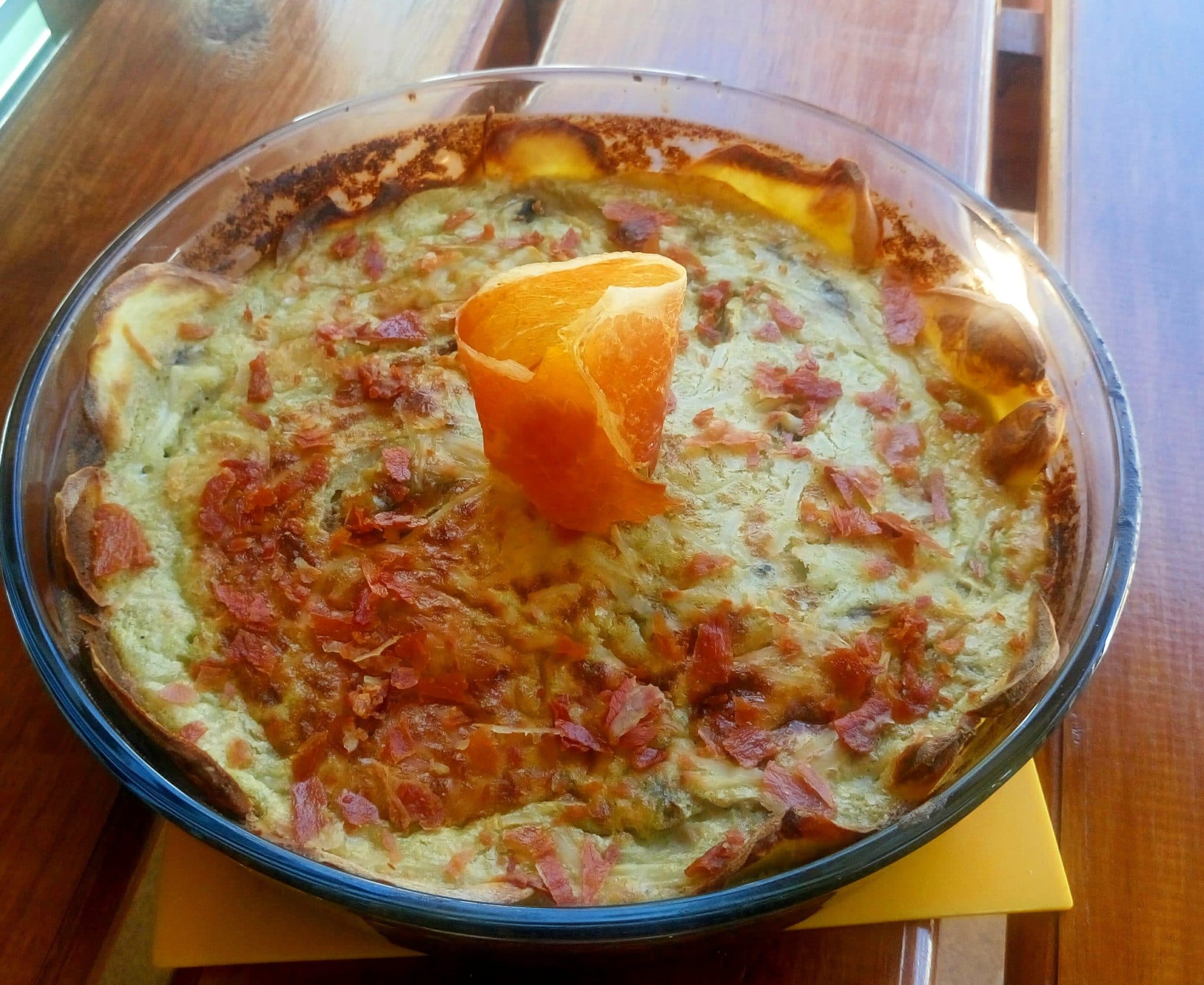 Pastel de champiñones y pollo con crujiente de jamón