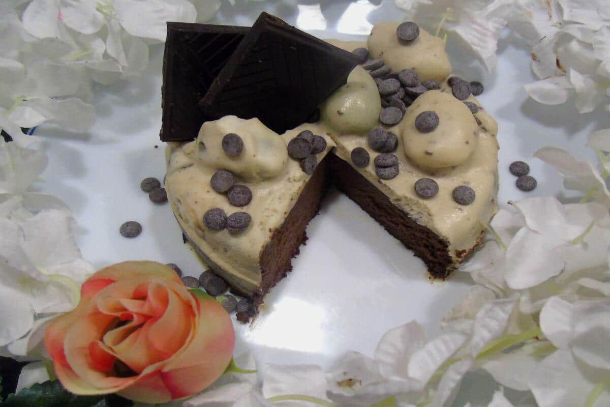 Tarta paleo de chocolate negro, coco y uvas