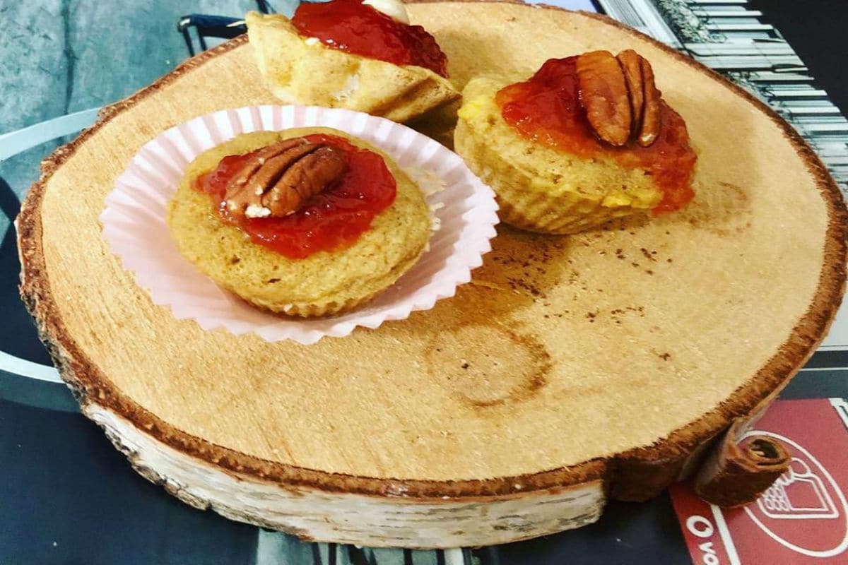 Muffins de queso parmesano y jamón ibérico con compota de tomate