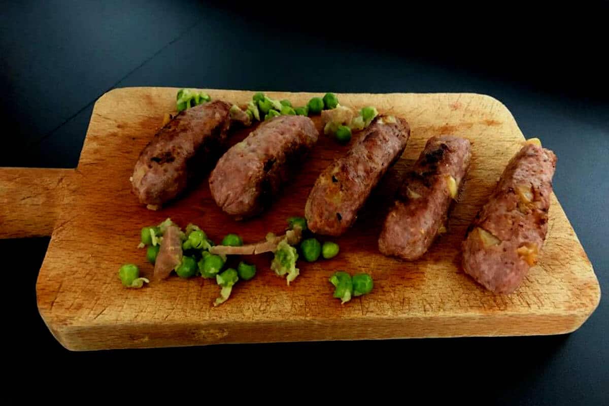 Salchichas caseras con manzana y piñones