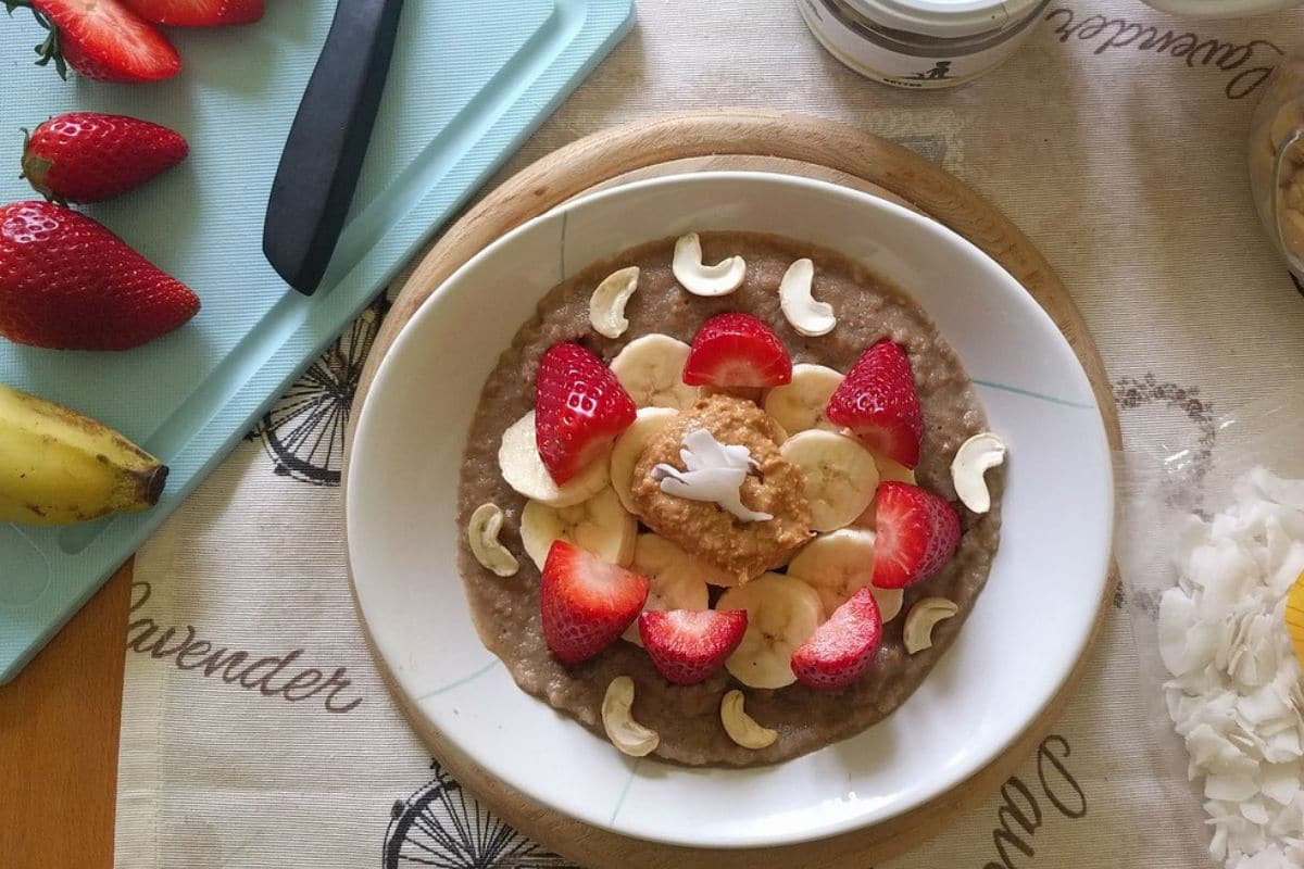 Gachas de zanahorias con fruta y frutos secos