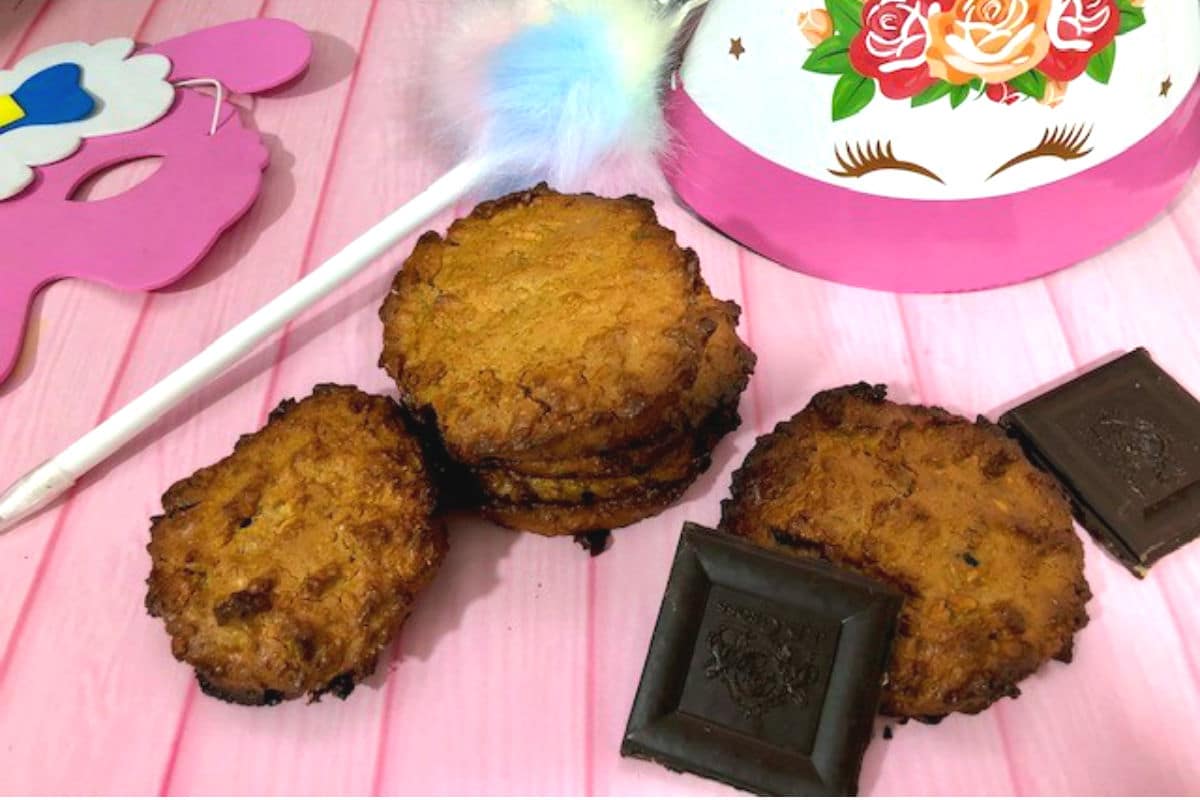 Galletas de pistachos con moras blancas