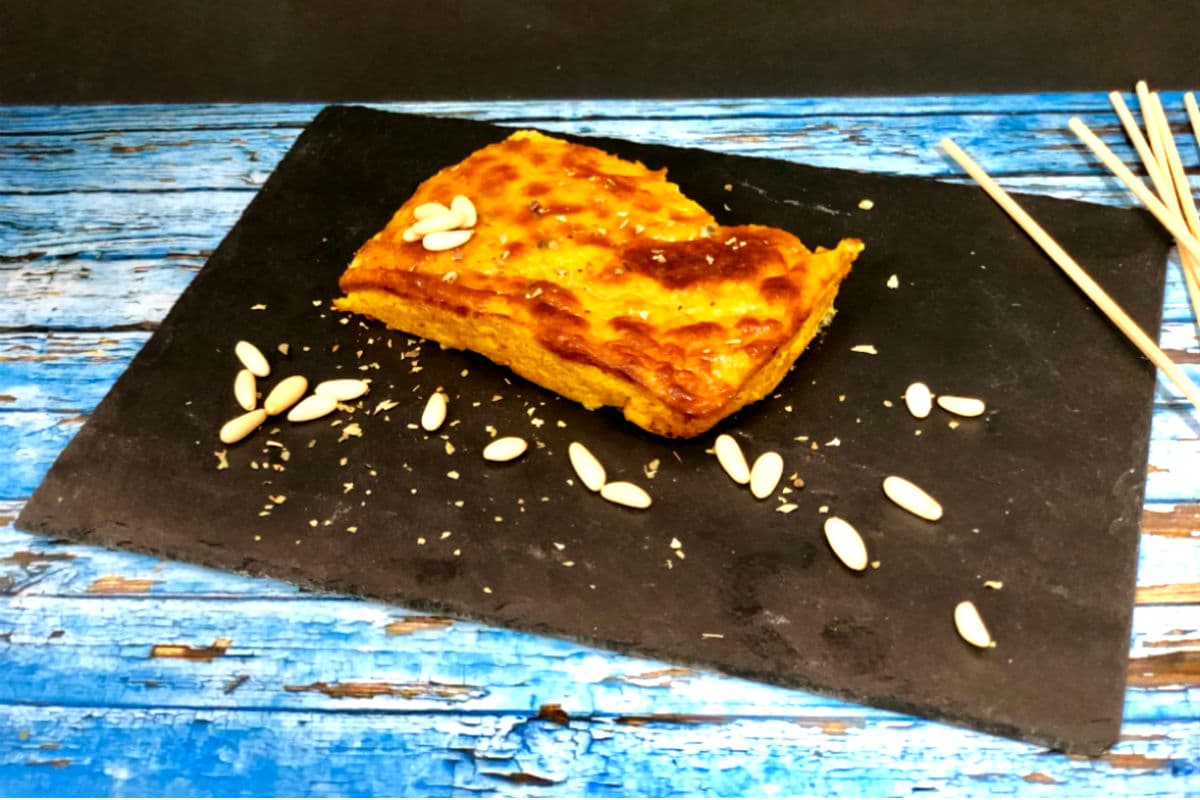 Pastel frío de calabacín y tomates cherry
