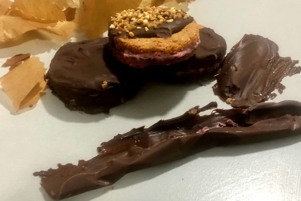 Sandwich helado relleno de frambuesa