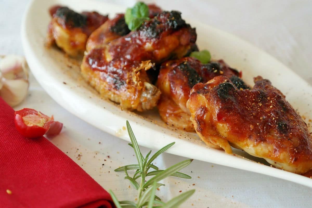 Alitas de pollo a la barbacoa con patatas estilo Deluxe