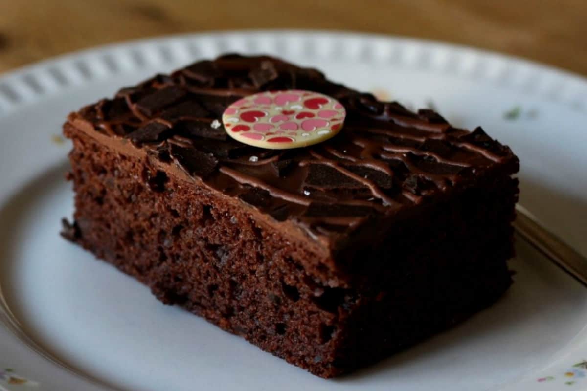 Tarta de crema de cacahuete y chocolate con base de calabacín
