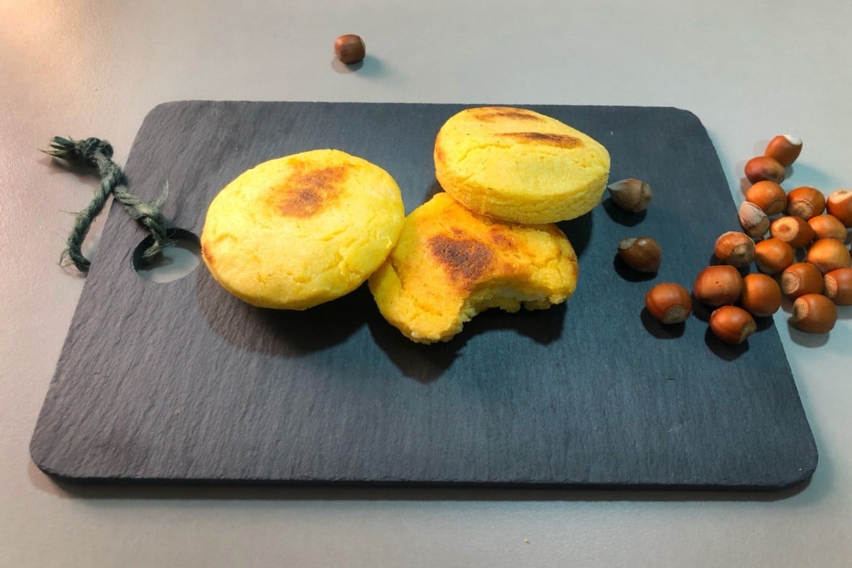 Pan relleno de queso en sartén.