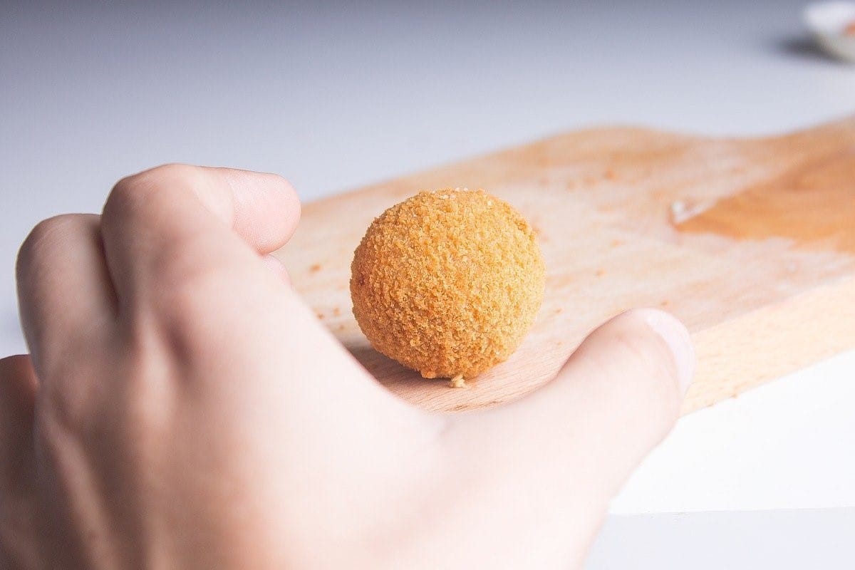 Bolitas de queso en aceite (también con queso vegetal)