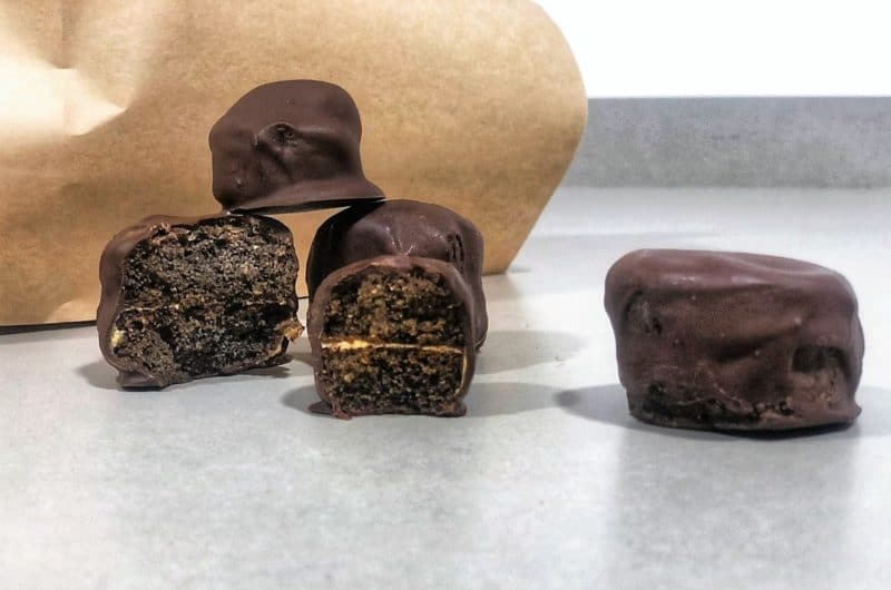 Oreos keto bañadas en chocolate